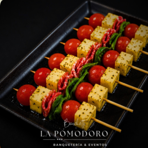 25 brochetas frías queso mantecoso salame tomate cherry aceituna rúcula + salsas