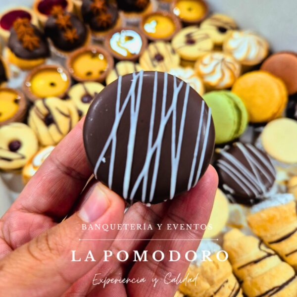 25 unidades de mini alfajores rellenos de dulce de leche bañados en chocolate