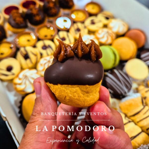 25 unidades de mini profiteroles de crema chantilly con chocolate