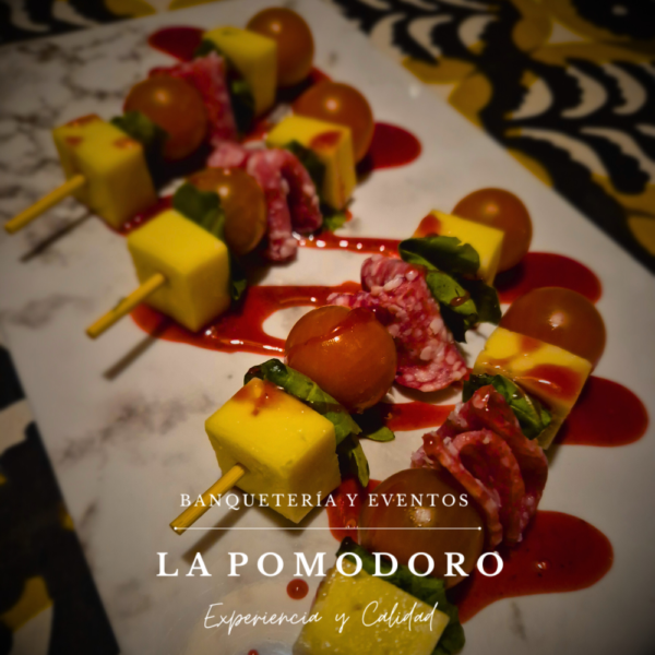 25 brochetas frías queso mantecoso salame tomate cherry aceituna rúcula + salsas