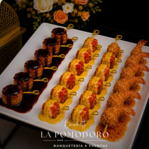 45 brochetas calientes 3 variedades + salsas (filete, pollo y camarón )