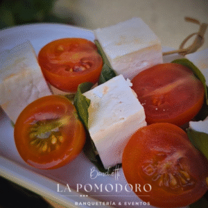 25 brochetas frías a la capresse (queso de cabra, tomate cherry) + salsas de albahaca