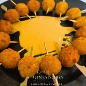 25 brochetas calientes bolita de ají de gallina apanada en panko + salsa huancaína