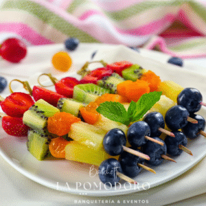 25 brochetas de frutas de la estación incluye salsa de chocolate para untar