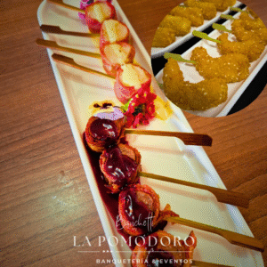 45 brochetas calientes 3 variedades + salsas (filete, pollo y camarón )