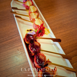 30 brochetas calientes 2 variedades + salsas (filete tocino y pollo jamón serrano)