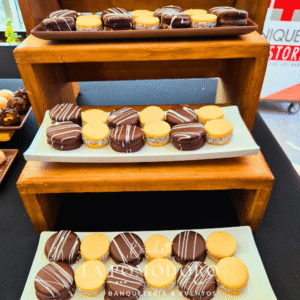 25 mini alfajores dulce de leche bañados en chocolate y maicena manjar coco