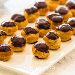 25 unidades de mini profiteroles de crema chantilly con chocolate
