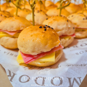25 mini sándwich doble jamón, doble queso en pan mini frica