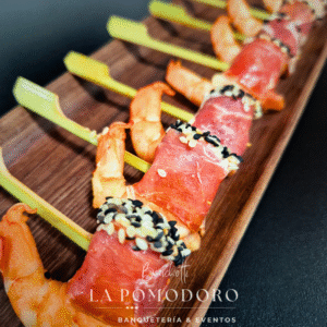 25 brochetas frías camarón ecuatoriano envuelto en jamón serrano + salsa agridulce