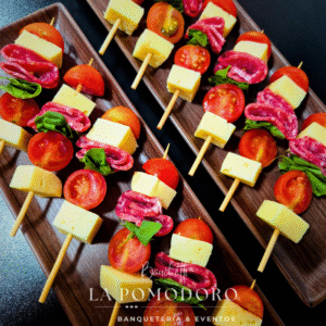 25 brochetas frías queso mantecoso salame tomate cherry aceituna rúcula + salsas