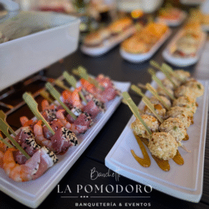 30 brochetas frías 2 variedades + salsas (camarón jamón serrano y bolita queso crema)