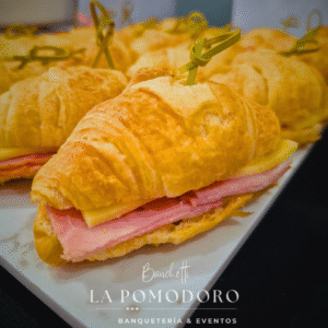 25 sándwich jamón queso mantequilla en pan mini croissant