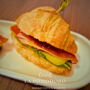 25 sándwich queso jamón serrano rúcula en pan mini croissant