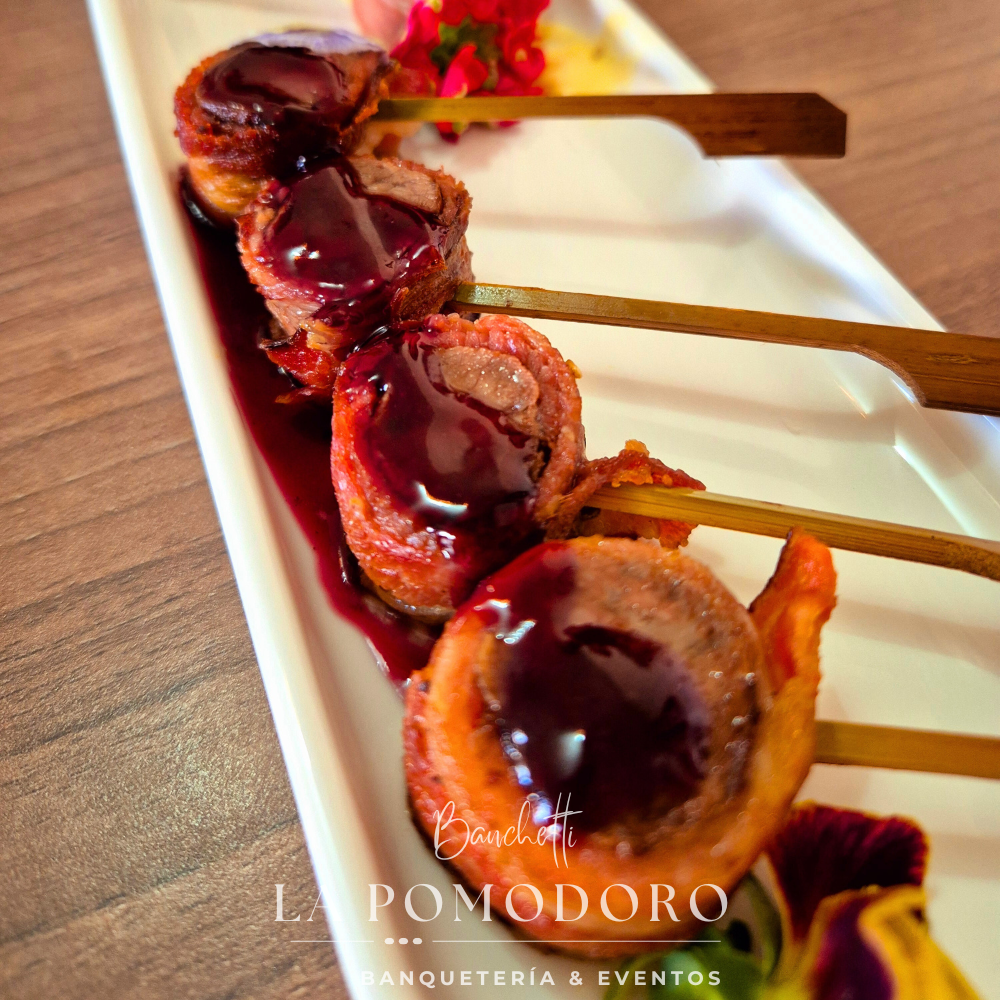 25 brochetas calientes filete envuelto en tocino + salsa al merlot para untar