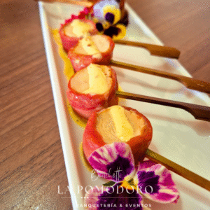 25 brochetas calientes de pollo envuelto en jamón serrano + salsa a la mostaza para untar