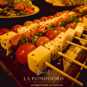 25 brochetas frías queso mozzarella jamón serrano tomate cherry rúcula + salsa