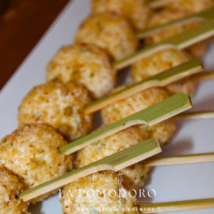 25 brochetas frías bolita de queso crema y crocante de frutos secos + salsa