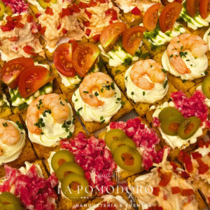 Pack - 48 crostinis tradicionales (camarón, capresse, ave, salame)