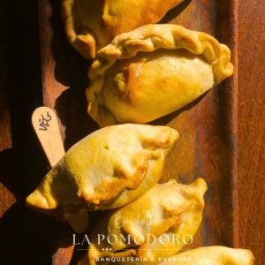 48 empanadas de cóctel 4 variedades masa tradicional (pino-mechada-napolitanas-queso champiñón)