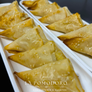 30 empanadas de cóctel masa filo (pastelera de choclo pollo y queso camembert cebolla)