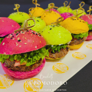 25 mini hamburguesa de res tomate lechuga mayonesa en pan color