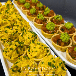 50 Mix de tacitas rellenas de ají de gallina y tártaro de salmón