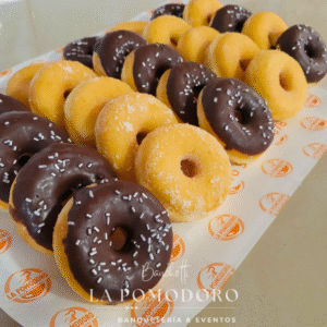 25 esponjosas mini donuts rellenas y glaseadas (5 a 6 cm aproximadamente)
