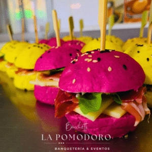 25 sándwich queso jamón serrano rúcula mayonesa en pan color