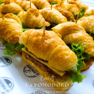 25 sándwich churrasco queso cebolla caramelizada lechuga pan mini croissant