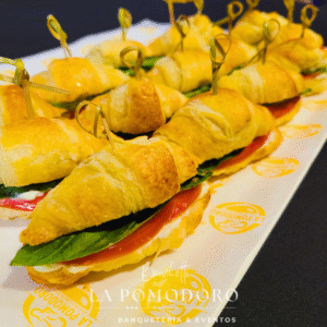 25 sándwich capresse (pasta queso cabra, tomate, albahaca) en pan mini croissant