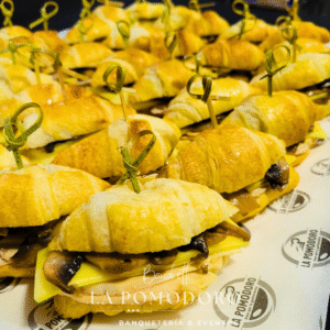 25 sándwich suprema de ave queso champiñón en pan mini croissant