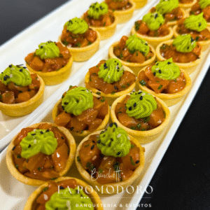 25 Mini tacita rellena de tártaro de salmón palta