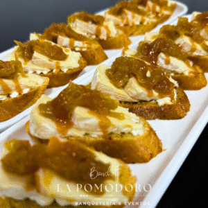 25 tapas queso camembert cebolla caramelizada salsa