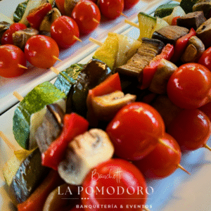 25 brochetas frías zapallo italiano, berenjena, tomate cherry, champiñón, (VEGGIE)