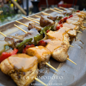 25 brochetas calientes mixtas pollo, filete, cebolla y pimentón 50 gms aprox