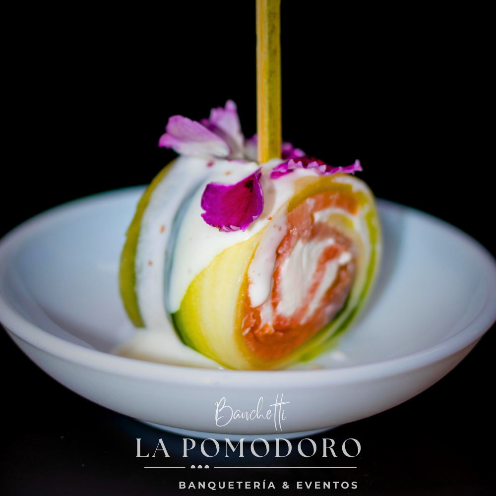 25 brochetas frías rollito de salmón y zapallo italiano + salsa alimonada