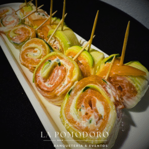 25 brochetas frías rollito de salmón y zapallo italiano + salsa alimonada
