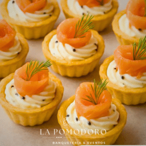 25 Mini tacita rellena de mascarpone y salmón al eneldo