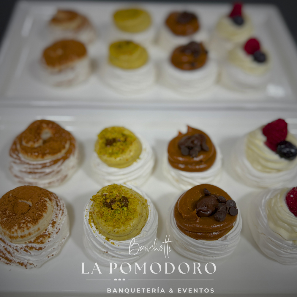 24 mini pavlovas rellenas (tiramisú, ganache chocolate manjar, chocolate Dubái, mascarpone berries)