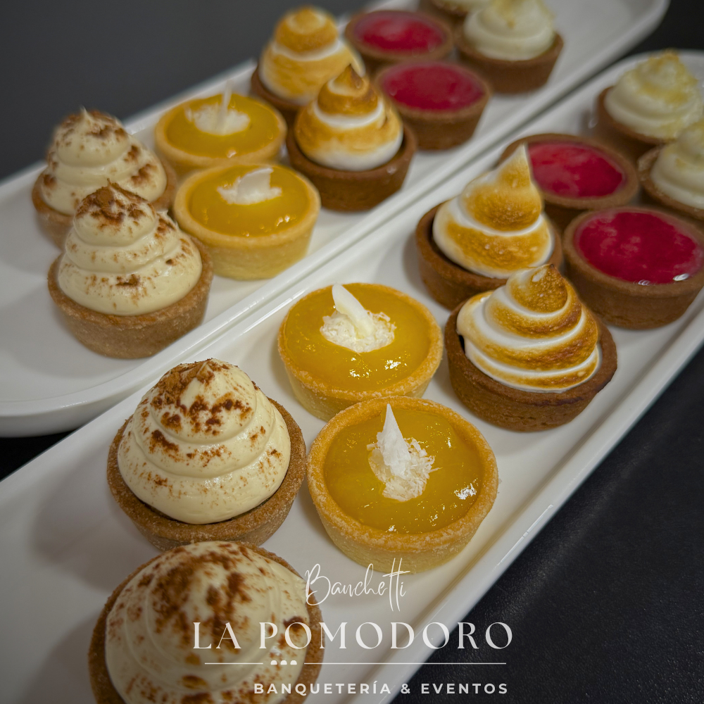 25 mini tartaletas premium (moka, mango coco, manjar merengue, pie de frambuesa, frosting limón)