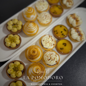 25 mini tartaletas premium (pie limón, banana, suspiro maracuyá, tiramisú, chocolate Dubái)