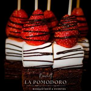 25 brochetas de brownie, masmelo y frutillas incluye salsa de chocolate