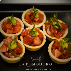 25 Mini tacita rellena de tártaro de atún, sésamo y palta
