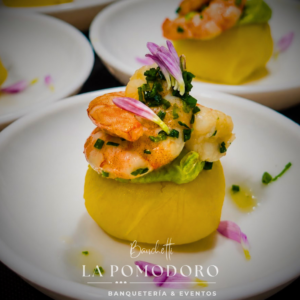20 mini platos bolita de causa coronado de camarones salteados