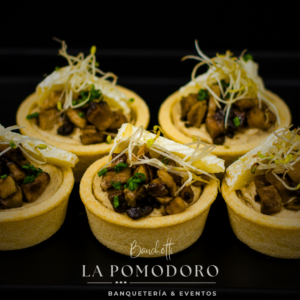 25 Mini tacita rellena de cremoso de champiñones con camembert y cebolla caramelizada